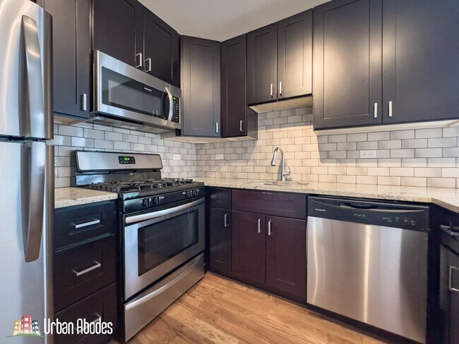 2206 W Eastwood Ave, Unit A03N in Chicago, IL - Building Photo - Building Photo