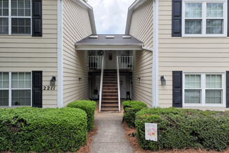 Williamsburg Square in Greensboro, NC - Building Photo - Building Photo