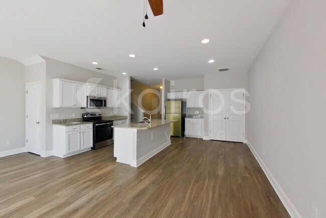 106 Regis Way in Richmond Hill, GA - Foto de edificio - Building Photo