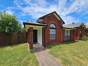452 Chestnut Ln in Desoto, TX - Building Photo - Building Photo