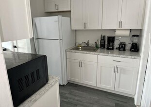1052 NW 103rd St in Miami, FL - Building Photo - Building Photo