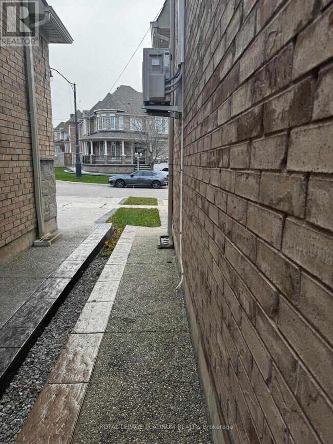 24 Sandino Cres in Brampton, ON - Building Photo - Building Photo