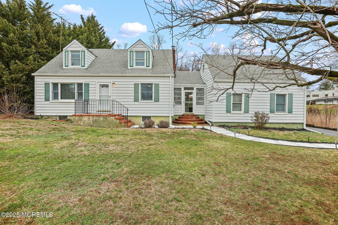 88 Oak Hill Rd in Middletown, NJ - Building Photo