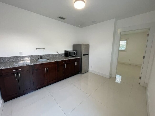 541 W 49th St in Hialeah, FL - Building Photo - Building Photo