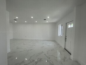 7400 SW 39th St in Miami, FL - Foto de edificio - Building Photo