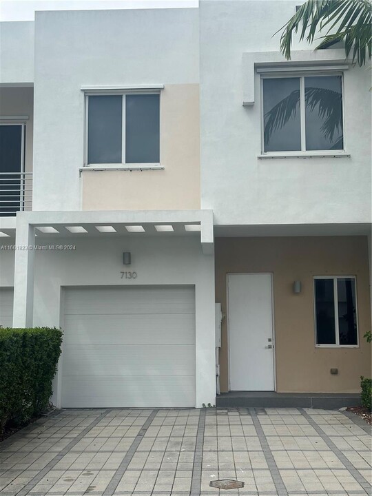 7130 NW 103rd Path in Doral, FL - Building Photo