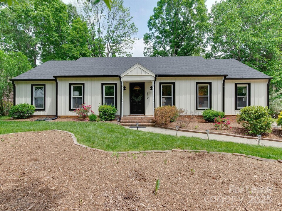 619 Fence Post Ln in Matthews, NC - Building Photo