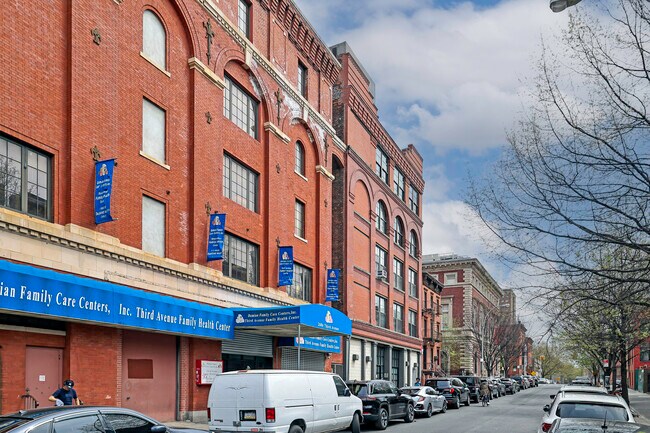 305 East 140Th Street in New York, NY - Foto de edificio - Building Photo