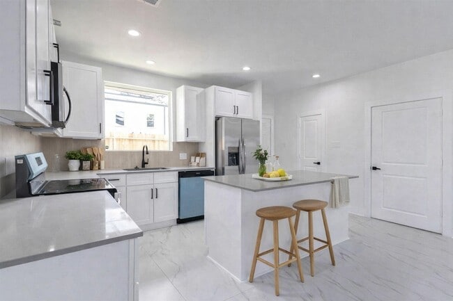 5912 Mayle St in Houston, TX - Foto de edificio - Building Photo