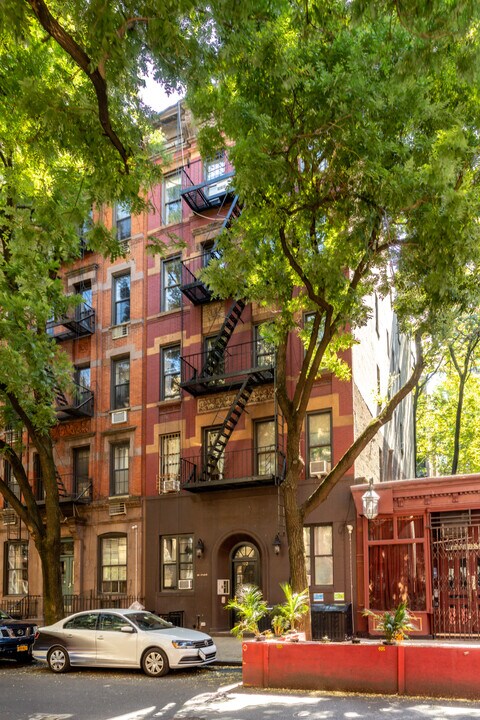 302 E 89th St in New York, NY - Building Photo