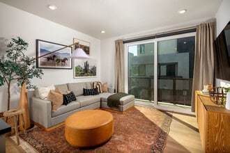 Mason in San Diego, CA - Foto de edificio - Building Photo