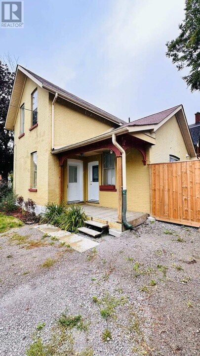 34 Sussex St S in Kawartha Lakes, ON - Building Photo