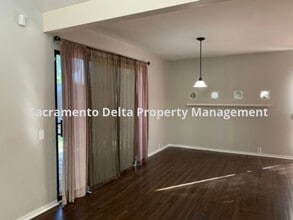 4965 Clear Cir in Carmichael, CA - Building Photo - Building Photo