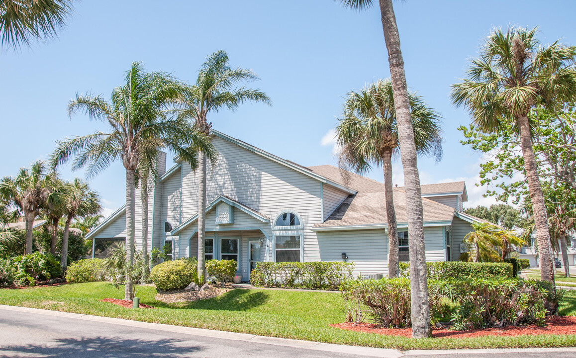 201 Tradewinds Dr in Indian Harbour Beach, FL - Foto de edificio
