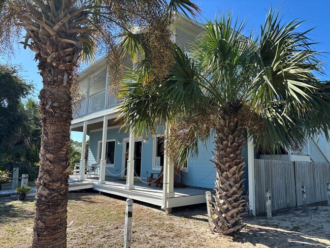 139 E Pine Ave in Saint George Island, FL - Building Photo - Building Photo