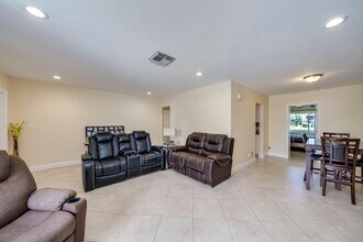 9603 NW 67th Ct in Tamarac, FL - Foto de edificio - Building Photo