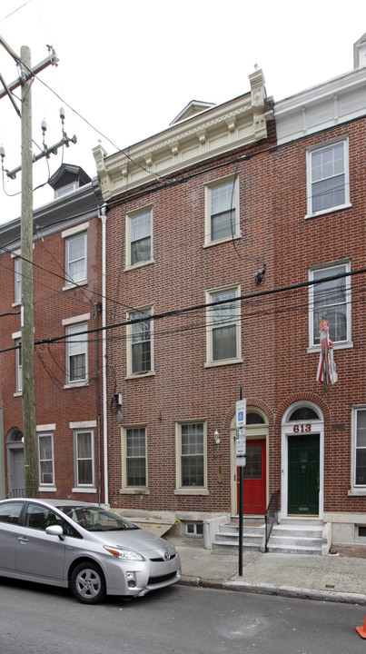 611 S 10th St in Philadelphia, PA - Building Photo