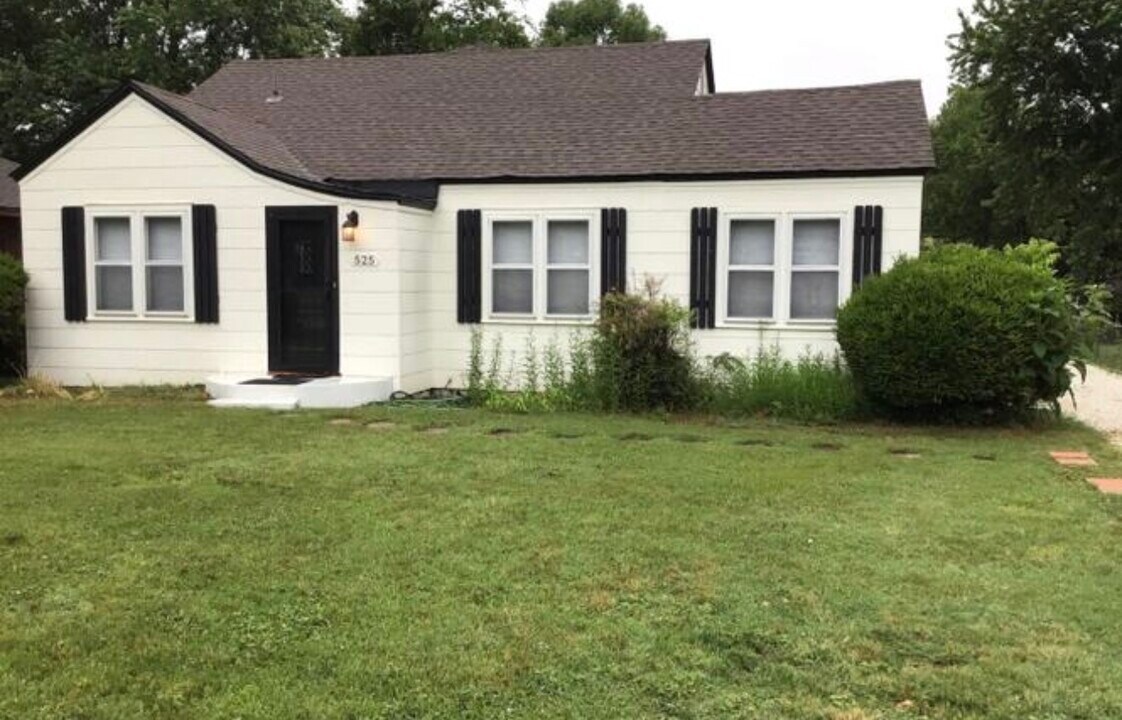 525 N Crown Point Dr in Ada, OK - Building Photo