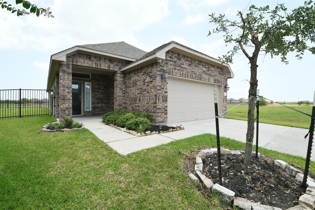 2142 Open Prairie Dr in Texas City, TX - Building Photo