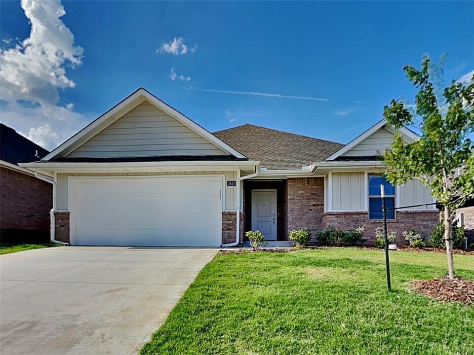 3833 Lynne Ave in Edmond, OK - Building Photo