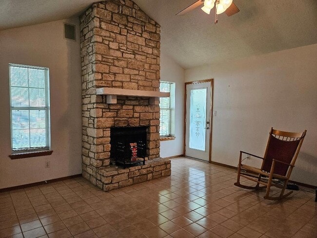 102 Stubblefield Dr in Elgin, TX - Building Photo - Building Photo