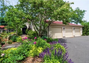 10 Bluewater Hill S in Westport, CT - Building Photo - Building Photo