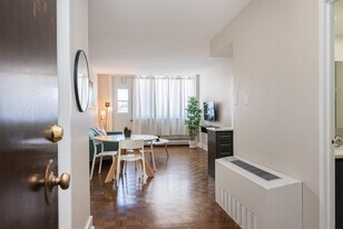 1276 Av des Pins O in Montréal, QC - Building Photo
