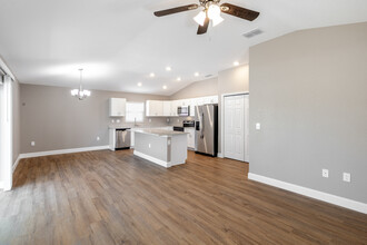 1112 Gay Rd in Lakeland, FL - Building Photo - Interior Photo