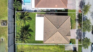 22760 SW 105th Ave in Miami, FL - Building Photo - Building Photo