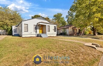 2245 E Overton Rd in Dallas, TX - Foto de edificio - Building Photo