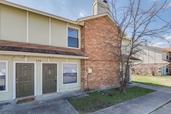 730 Bluebonnet Dr-Unit -Unit C in Keller, TX - Foto de edificio
