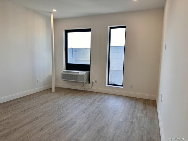 362 W Merrick Rd in Valley Stream, NY - Building Photo - Building Photo