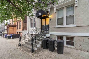 713 Willow Ave in Hoboken, NJ - Building Photo
