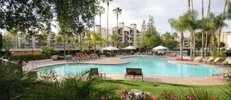 5565 Canoga Ave, Unit 112 in Los Angeles, CA - Building Photo