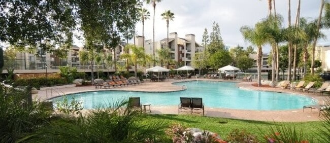 property at 5565 Canoga Ave