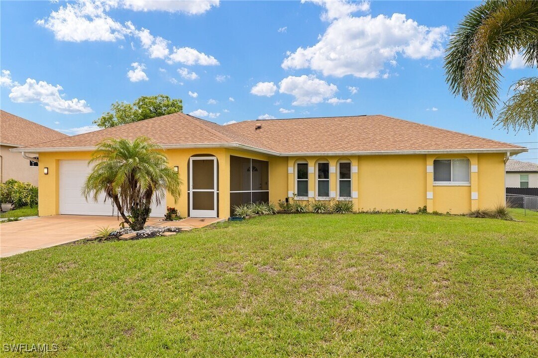 132 SE 4th St in Cape Coral, FL - Foto de edificio
