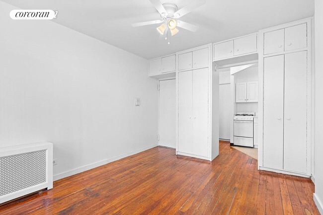 58 Perry St in New York, NY - Building Photo - Building Photo