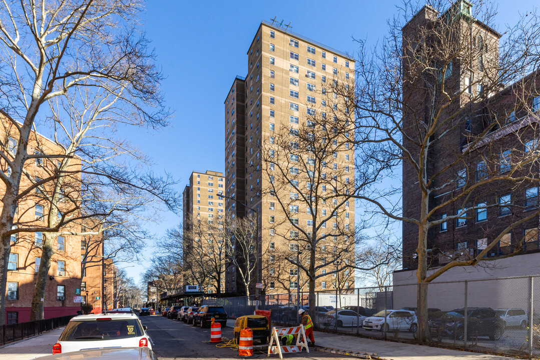 Gouverneur Gardens in New York, NY - Foto de edificio