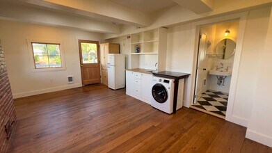 1588 Grand Ave-Unit -1588 Grand Ave. C/Studio in Astoria, OR - Building Photo - Building Photo