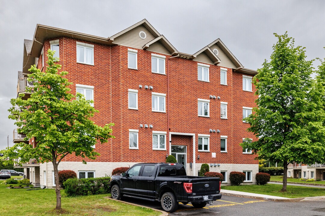 14390 Jolicoeur Rue in Pierrefonds, QC - Building Photo
