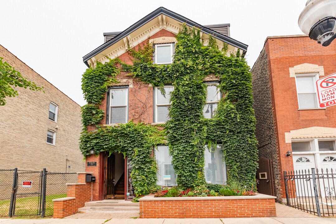 2146 W Chicago Ave in Chicago, IL - Building Photo