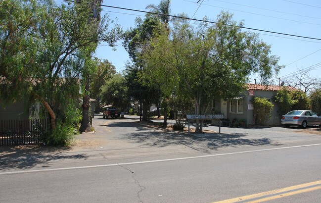 1215-1231 Greenfield Dr in El Cajon, CA - Foto de edificio - Building Photo