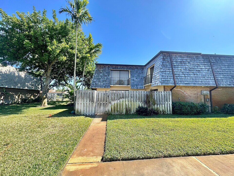 208 Lake Arbor Dr in Palm Springs, FL - Building Photo