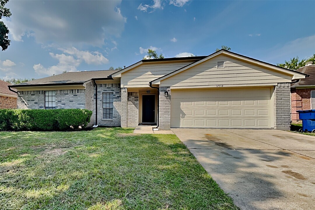 17914 Autumn Hills Dr in Houston, TX - Building Photo