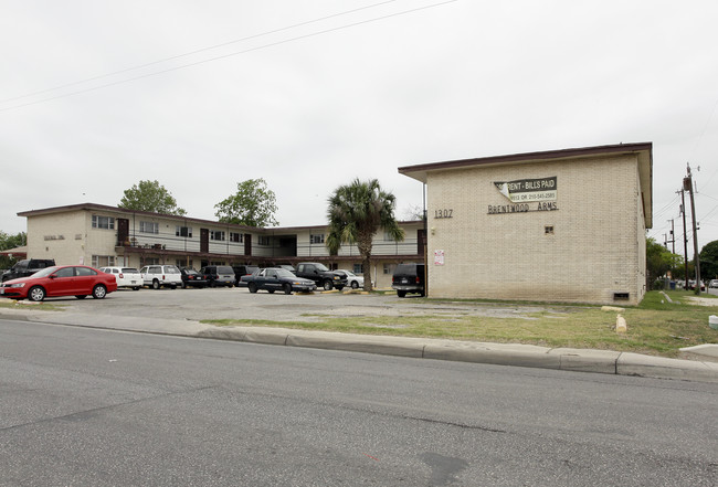 Brentwood Arms Apartments in San Antonio, TX - Foto de edificio - Building Photo