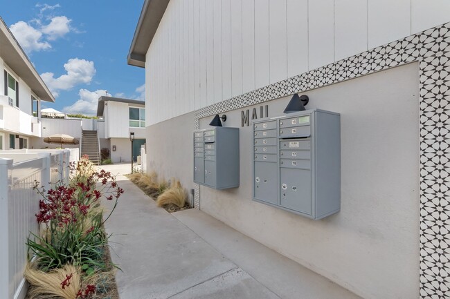 Dover Heights in Newport Beach, CA - Foto de edificio - Building Photo