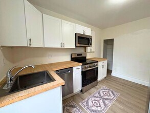 49 Fairholt Rd S in Hamilton, ON - Building Photo - Building Photo