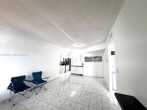 8019 Lake Dr, Unit 104 in Doral, FL - Foto de edificio - Building Photo