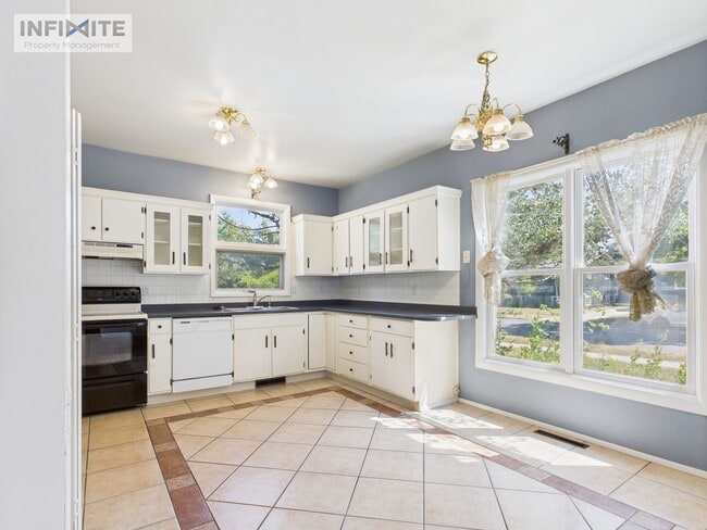 property at 319 S 9th Ave