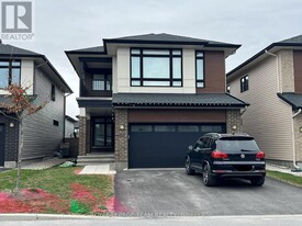 33 Thunderbolt St in Ottawa, ON - Building Photo
